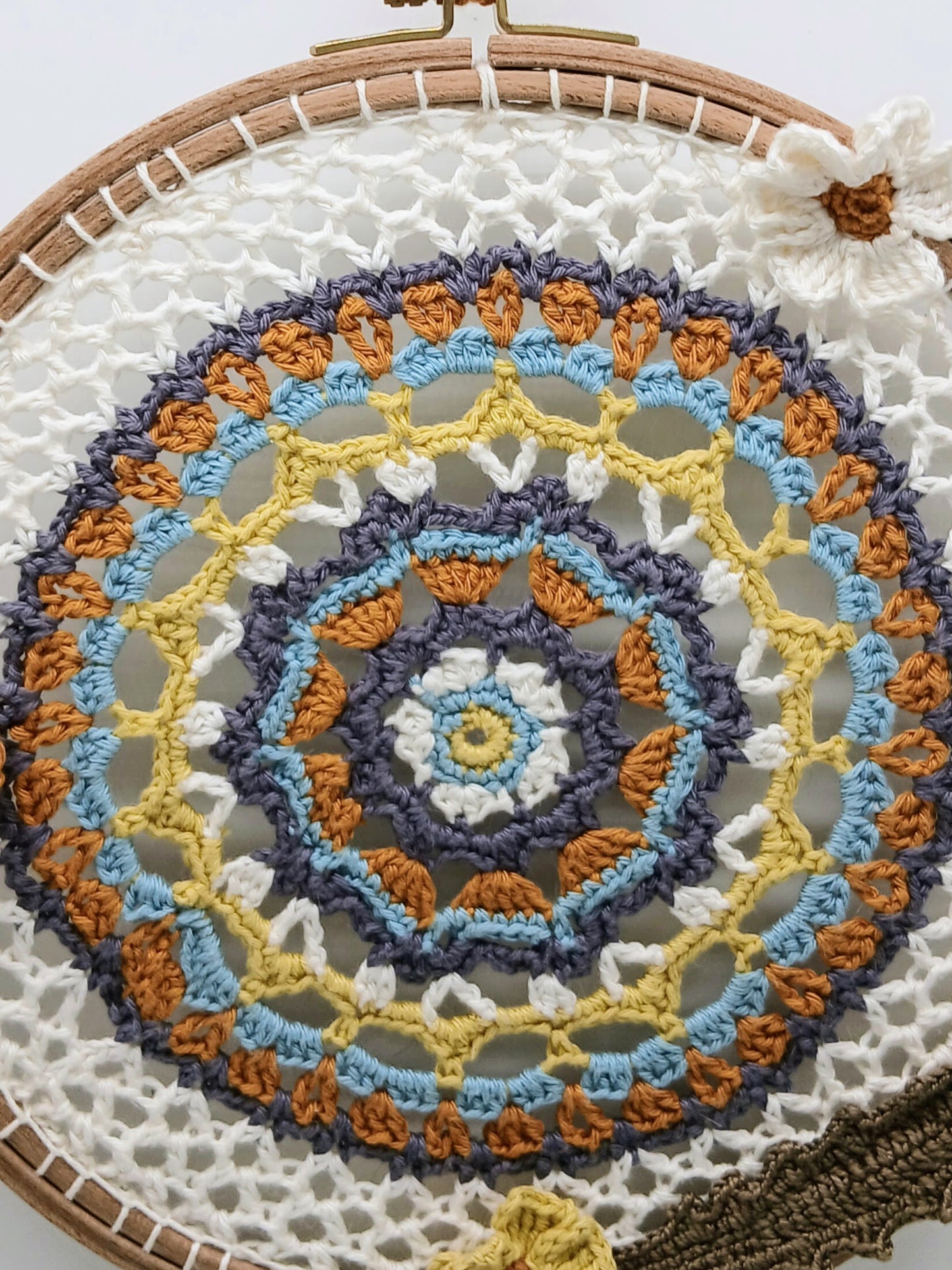 Mandala Miel & Ciel - Crochet fait main multicolore
