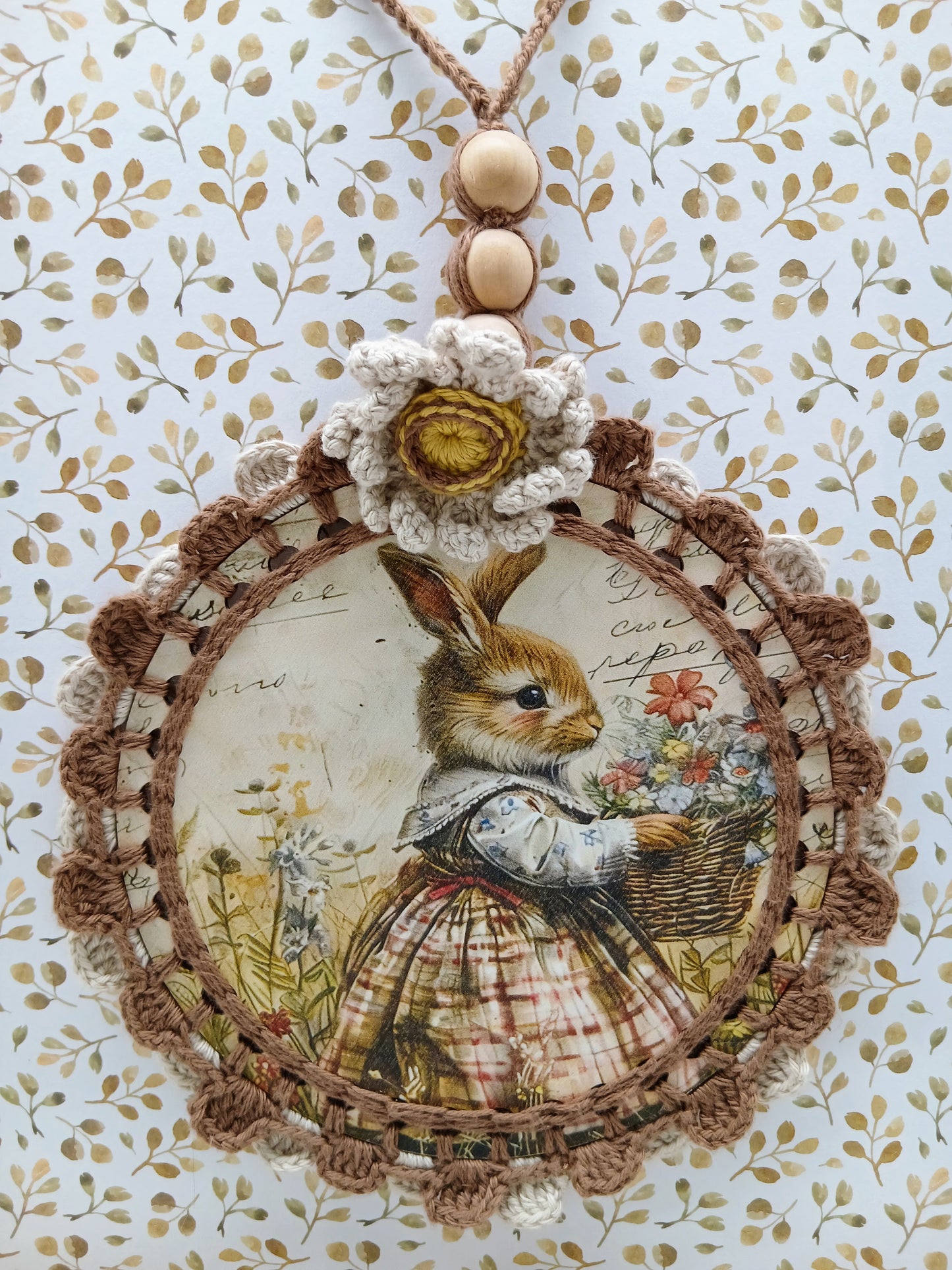 Ornement crocheté “Lapin illustré – Cueillette de fleurs” – Illustration vintage & cadre artisanal