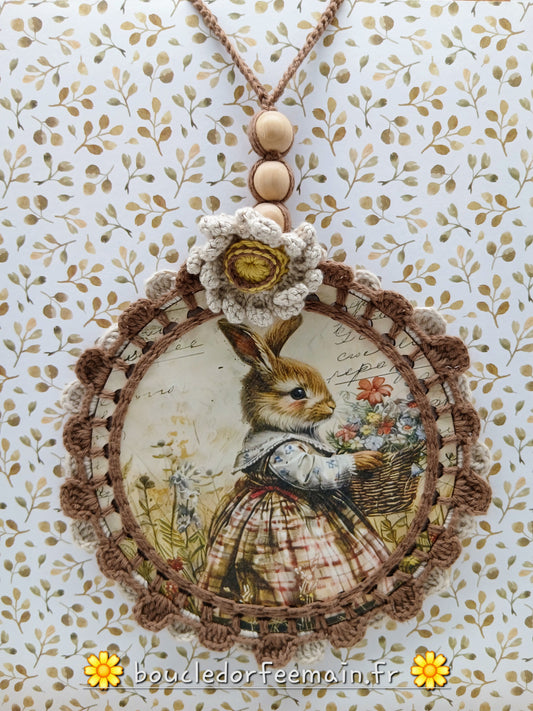 Ornement crocheté “Lapin illustré – Cueillette de fleurs” – Illustration vintage & cadre artisanal