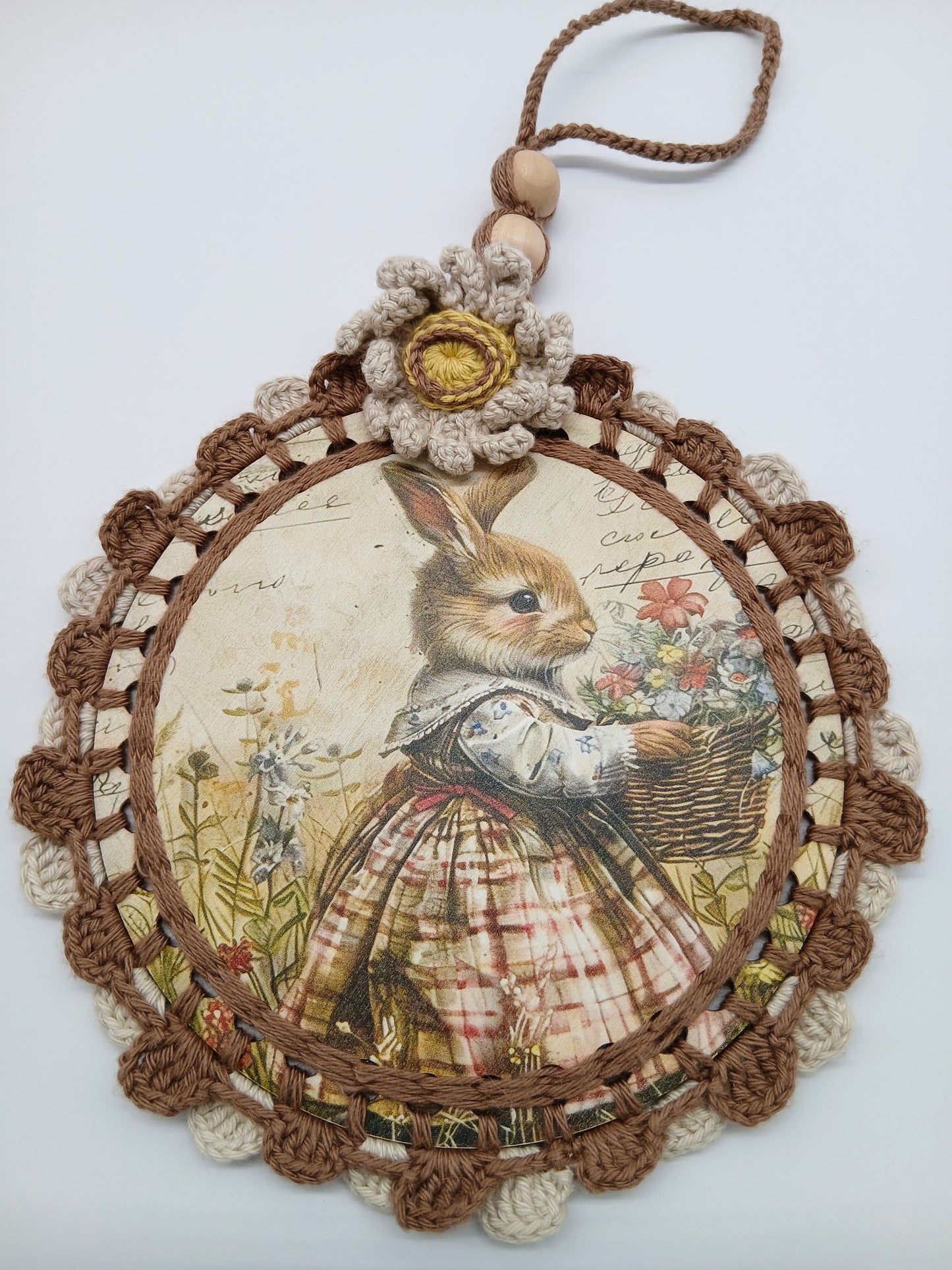 Ornement crocheté “Lapin illustré – Cueillette de fleurs” – Illustration vintage & cadre artisanal