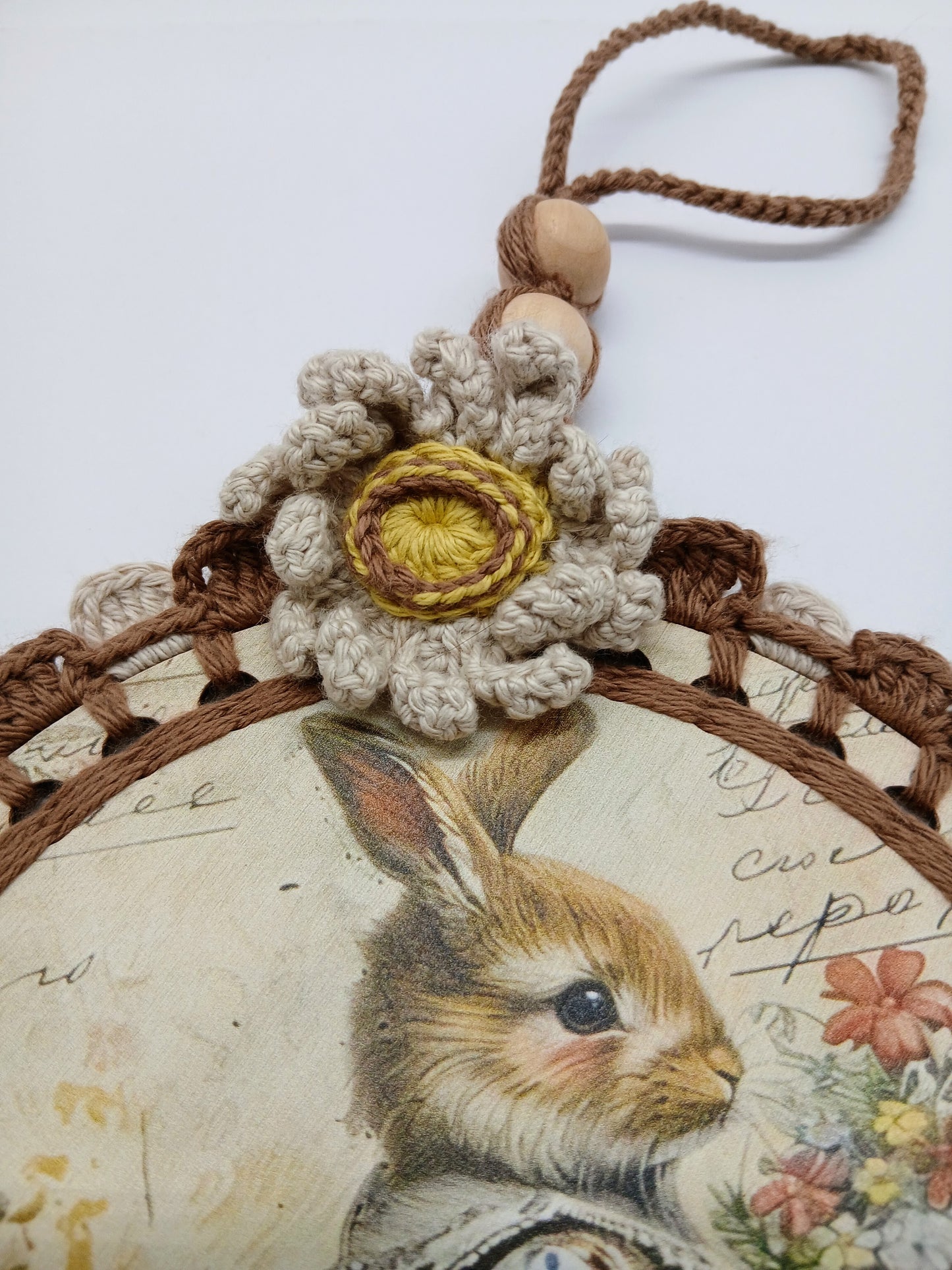 Ornement crocheté “Lapin illustré – Cueillette de fleurs” – Illustration vintage & cadre artisanal