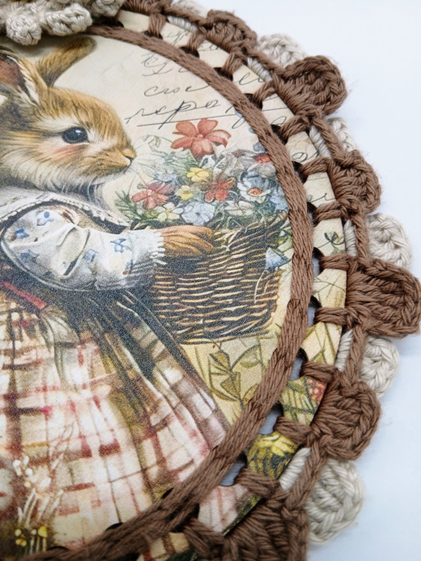 Ornement crocheté “Lapin illustré – Cueillette de fleurs” – Illustration vintage & cadre artisanal