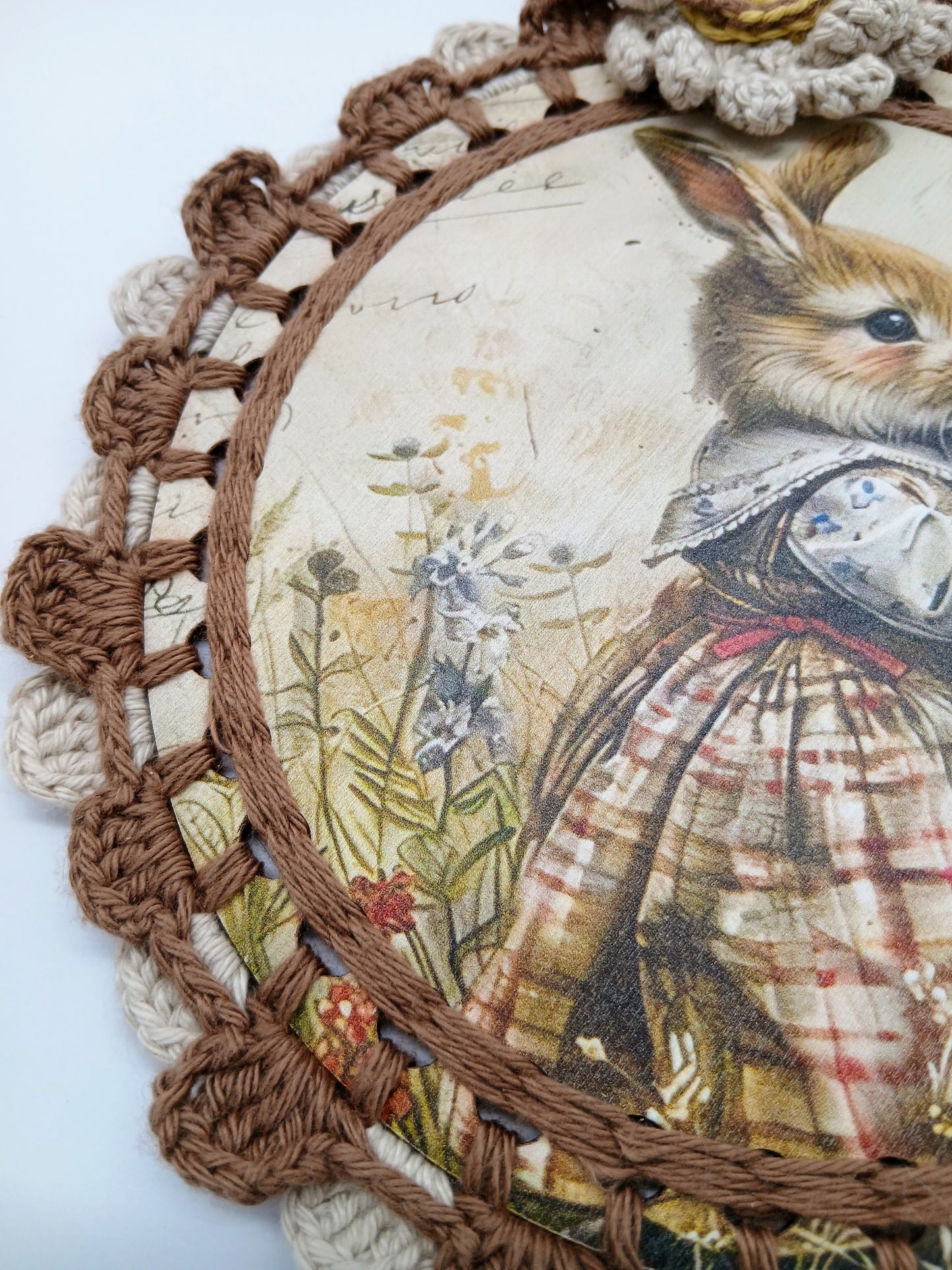 Ornement crocheté “Lapin illustré – Cueillette de fleurs” – Illustration vintage & cadre artisanal